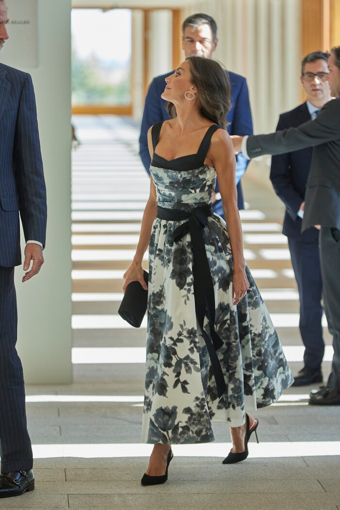 Königin Letizia war in dem Kleid von Carolina Herrera ...