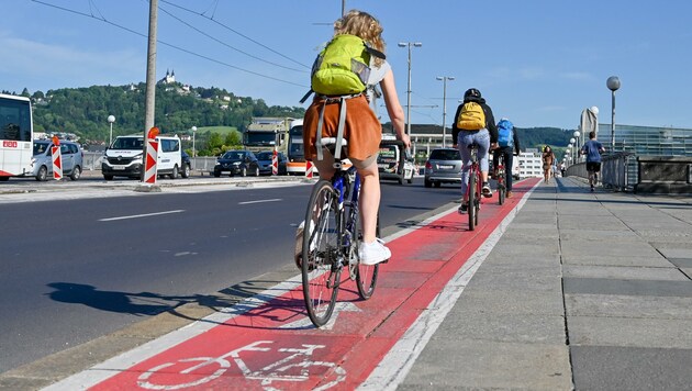 Immer mehr Linzer treten in die Pedale. In den letzten zehn Jahren stieg der Anteil der Radfahrer von 7,2 auf 10,7 Prozent. (Bild: Dostal Harald)