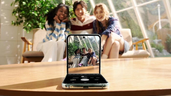 Dank verbessertem Scharnier soll sich das neue Galaxy Z Flip5 dünner zusammenklappen lassen.
