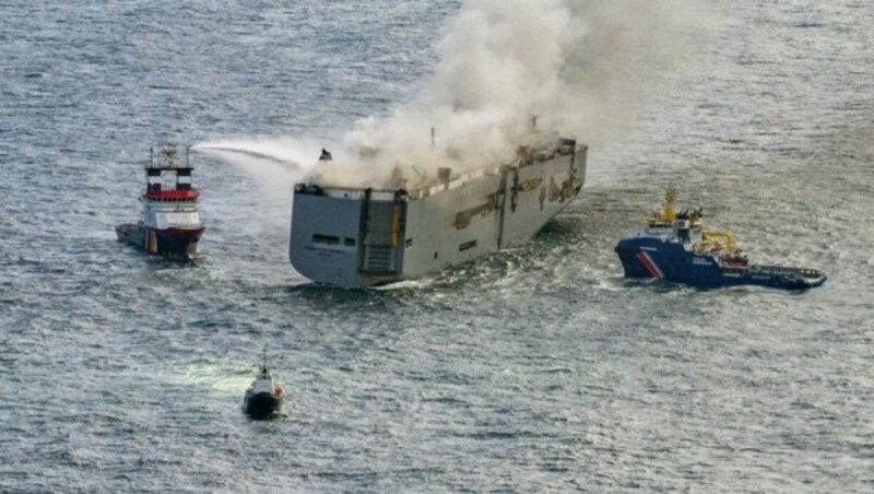 Der brennende Frachter vor der niederländischen Küste kann derzeit doch nicht verlegt werden. (Bild: AFP)