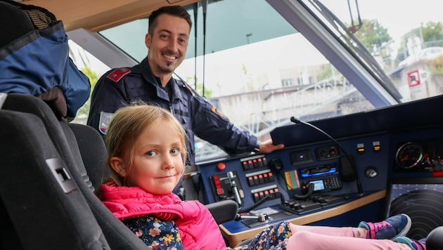 Emma durfte mit der Polizei auf große Fahrt gehen. (Bild: LPD OÖ Michael Dietrich)