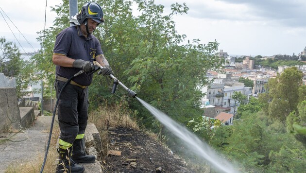 A firefighter during firefighting work in Sicily (Bild: AFP)