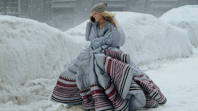 Carrie Bradshaw kämpft sich in einem Ballkleid-Wintermantel durch das verschneite New York City. (Bild: © Home Box Office, Inc. All rights reserved. HBO® and all related programs are the property of Home Box Office, Inc.)