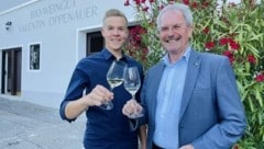 „Von seinen Weinen werden wir noch viel hören und kosten“ - Landtagschef Karl WilfingWilfing gratuliert Oppenauer. (Bild: LT-Direktion/Schultes)