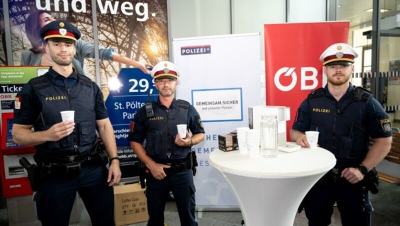 Gemeinsam mit den ÖBB lud die Polizei am Hauptbahnhof in St. Pölten zum „Coffee with Cops“: Viele Interessierte kamen der Einladung zum ungezwungenen Kaffeeplausch spontan nach. (Bild: Imre Antal)