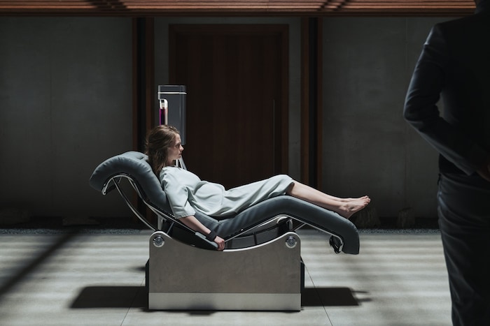 Wer nicht zahlen kann, verliert Lebenszeit in „Paradise“. Ab sofort auf Netflix verfügbar.
