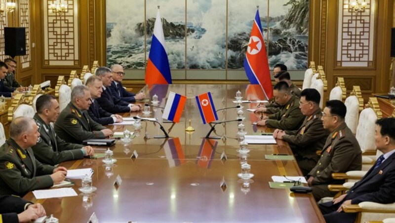 Die russische Delegation in Nordkorea (Bild: AFP)