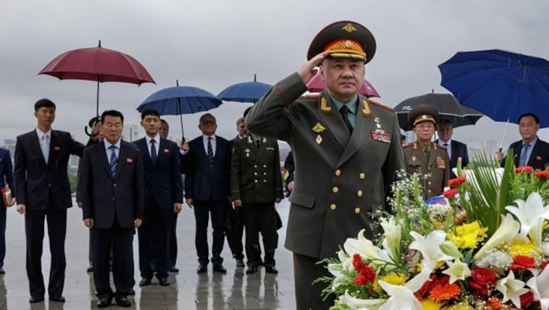 Russlands Verteidigungsminister Sergej Schoigu in Nordkorea (Bild: AFP)