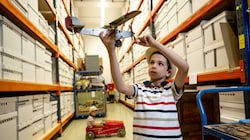 Für Kinder ein Paradies mit Kostbarkeiten, darunter Modellflugzeuge. Die Herkules-Elektrolok aus 1937, eine historische Barbie, Matador und, und, und . . . (Bild: Imre Antal)