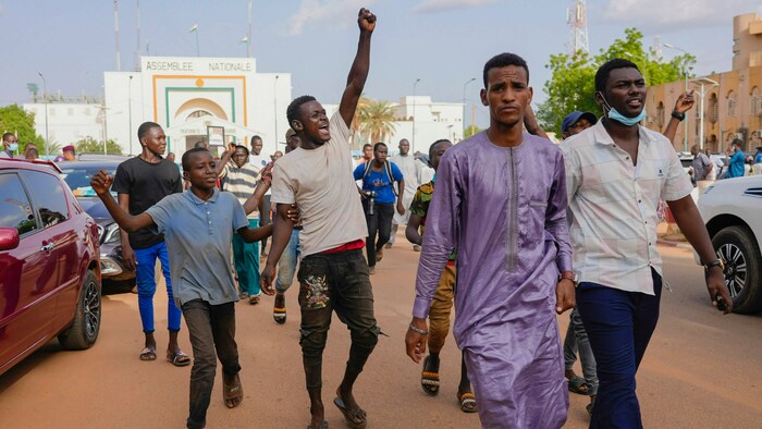 Unterstützer von Präsident Bazoum demonstrieren in Niamey.