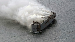 Ein Feuer auf dem Frachtschiff Fremantle Highway, das fast 3000 Autos geladen hatte, geriet am Mittwoch in der Nordsee außer Kontrolle. Spezialisten arbeiten nun daran, das Schiff vor dem Untergang zu bewahren. (Bild: AP)
