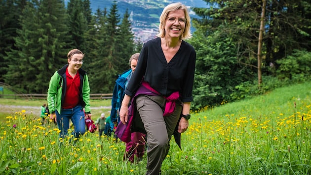 Umweltministerin Leonore Gewessler beim Wandern (Archivbild) (Bild: APA/BMK/CAJETAN PERWEIN)