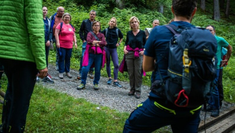 Leonore Gewessler bei der Medien-Wanderung in Tirol (Bild: APA/BMK/CAJETAN PERWEIN)