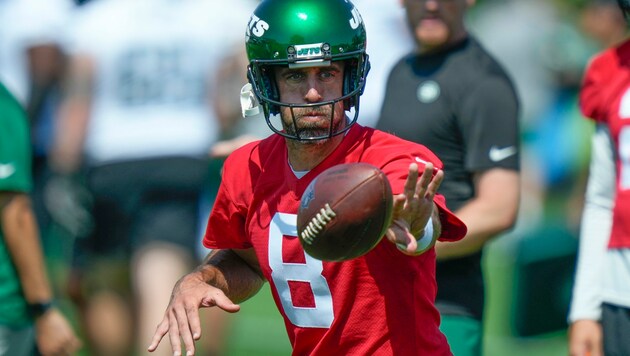 Aaron Rodgers hat bei den New York Jets einen neuen Vertrag unterschrieben. (Bild: AP Photo/Seth Wenig)