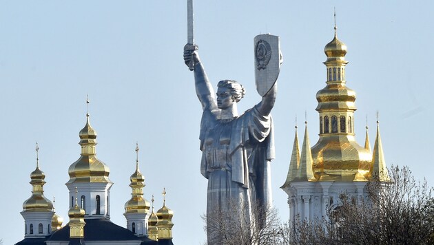 Die Mutter-Heimat-Statue in Kiew (Bild: AFP)