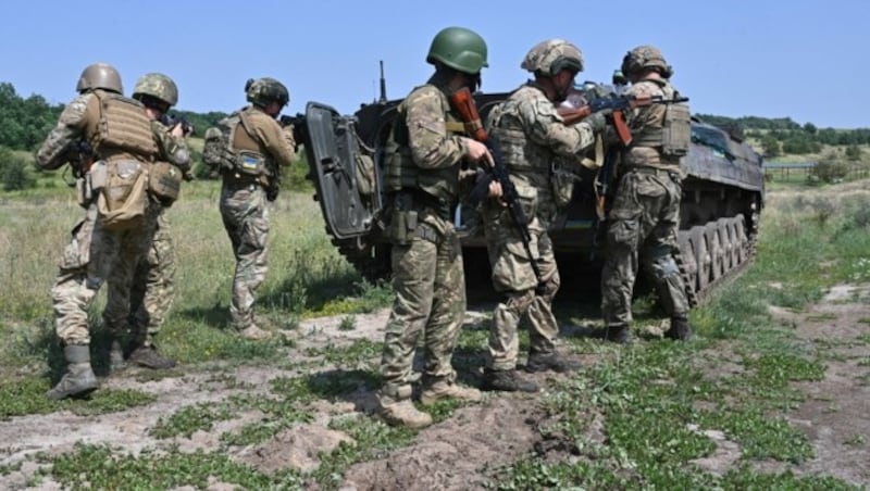 Ukrainische Soldaten beim Sichern eines Frontabschnitts (Bild: AFP/Sergey Bobok)