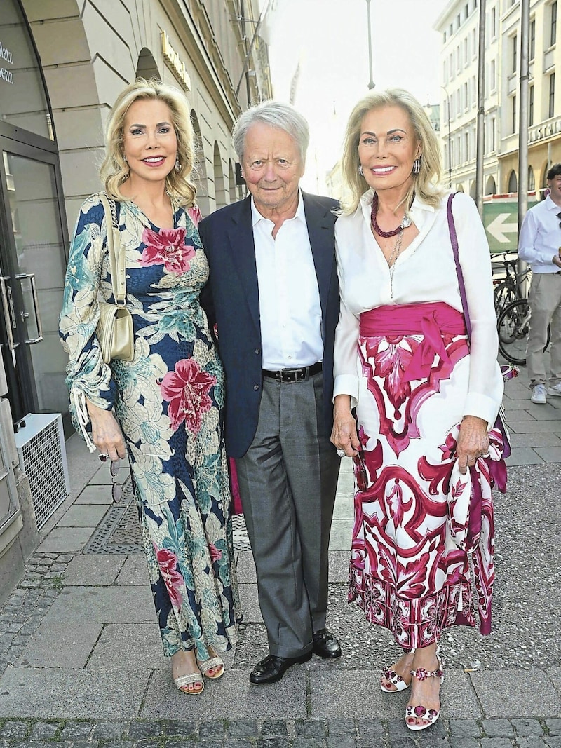 Wann würde der erste gemeinsame Auftritt erfolgen? Wolfgang Porsche mit Prinzessin zu Leinigen (li.) und ihrer Mutter Renate Thyssen-Henne (hier auf einem Archivbild) taten es gleich zur Eröffnung. (Bild: babiradpicture_abp)