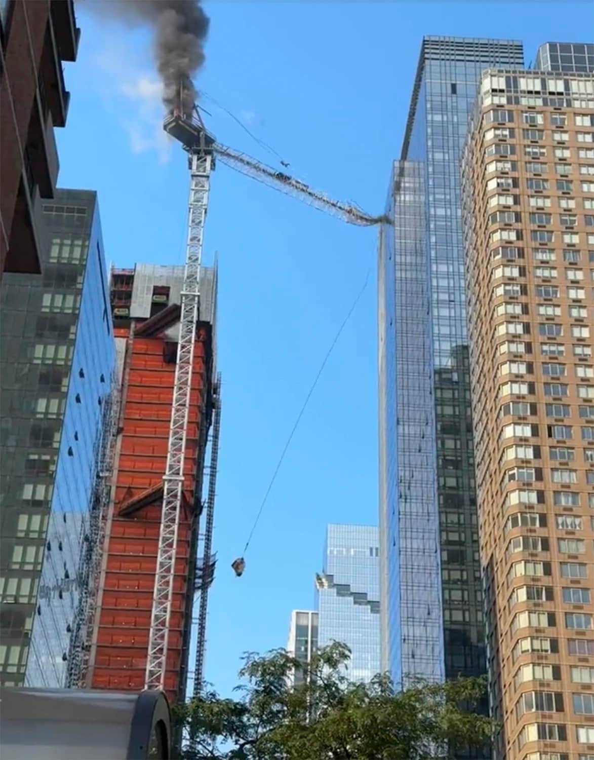 Unfall In New York - Brennender Kran Strzt Teilweise Ein: 12 Verletzte