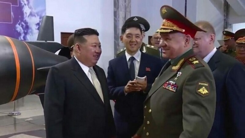 Nordkoreas Machthaber Kim Jong Un (links) hat sich mit Russlands Verteidigungsminister Sergei Schoigu über militärische Fragen ausgetauscht. (Bild: kameraOne (Screenshot))