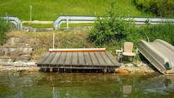 Zur täglichen Miete gibt es dieses Floß - aber auch Grundstücke und Wiesen an Österreichs Seen. (Bild: Platz am See)
