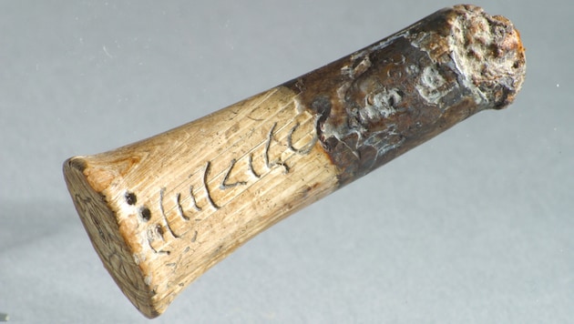 Das antike Messer reiste aus dem chinesischen Handelszentrum Niya in das 6000 Kilometer entfernte Wels. (Bild: Stadt Wels)