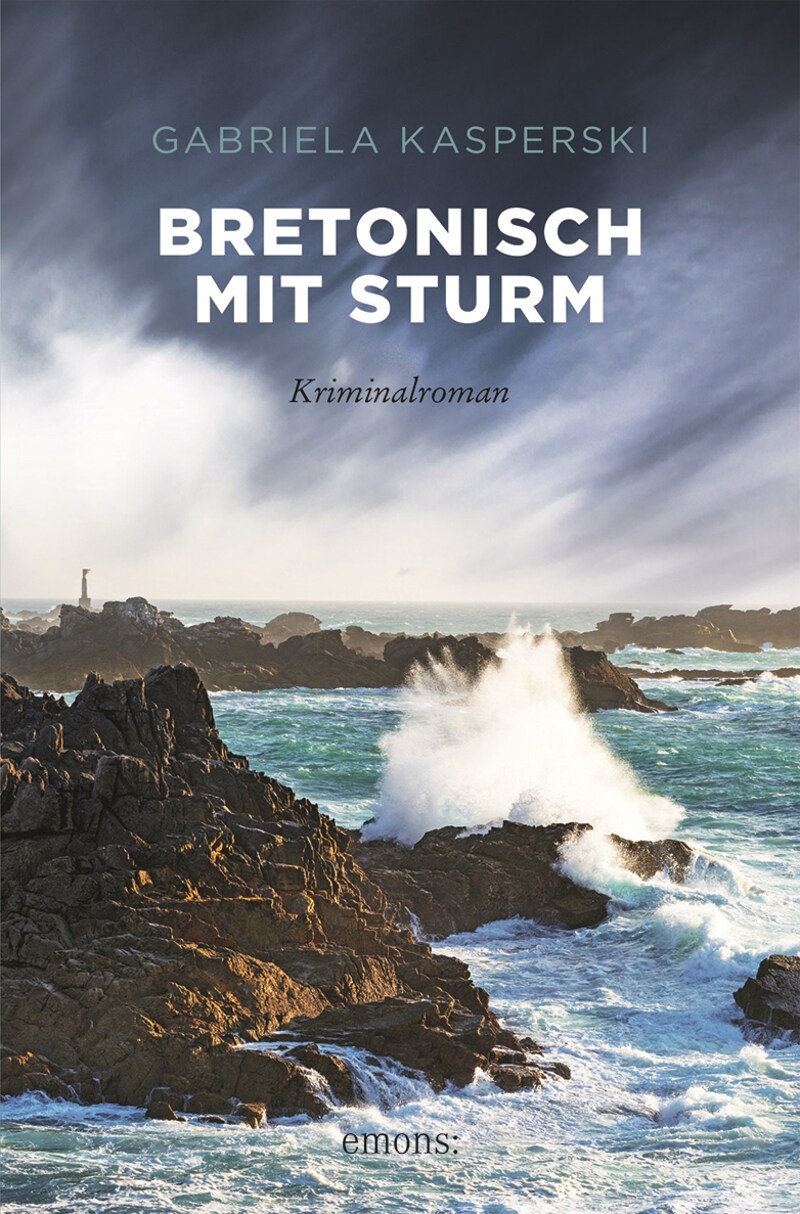 „Bretonisch mit Sturm“ ist der perfekte Krimi, um sich zurückzulehnen und die Spannung der Geschichte zu genießen, während der Sturm der Handlung um euch herum tobt. (Bild: Emons Verlag)