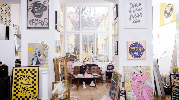 Seine Werke sind in der Street Art, Graffiti und in der Pop Art zu verorten