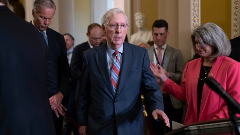 Der prominente US-Senator Mitch McConnell hat mit einem deutlichen Aussetzer auf einer Pressekonferenz in Washington neue Sorgen um seinen Gesundheitszustand geschürt. (Bild: AP)