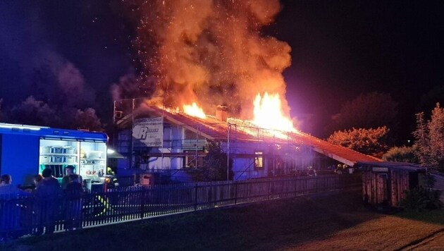 In diesem Haus in Trofaiach geriet der Dachstuhl in Vollbrand. (Bild: BFV Leoben)