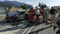 Dieser mit zwei Insassen besetzter Pkw prallte in Schladming frontal gegen einen Lkw. (Bild: BFV Liezen, Krone KREATIV)