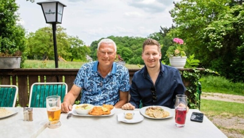 Clemens Trischler traf Toni „Doppelpack“ Polster auf ein Schnitzerl am Fuße des Lainzer Tiergartens. (Bild: Monika Fellner)