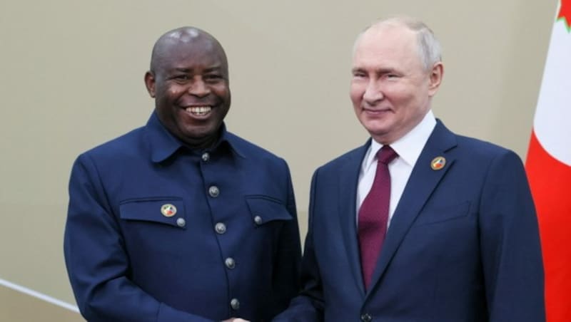 von links: Burundis Präsident Evariste Ndayishimiye und Wladimir Putin (Bild: AFP)