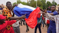 Bei Demonstrationen in Niger wurden am Donnerstagnachmittag Russland-Flaggen gezeigt. (Bild: AP)