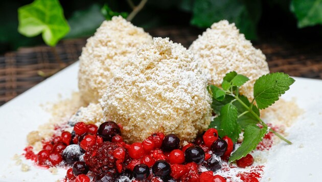 Topfenknödel auf Waldbeerenragout findet man beim Knödelfest beim Stadtcafé Sendlhofer (Bild: Gerhard Schiel)