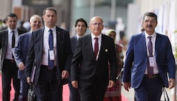 Auch Türkeis neuer Finanzminister Mehmet Simsek (Mitte) zählt zu den Sprechern und Gästen beim Salzburg Summit (Bild: Ajit Solanki)