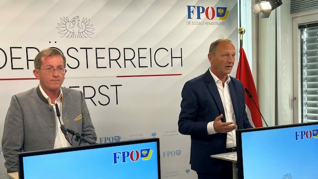 FPÖ-NÖ Energiesprecher Dieter Dorner und Nationalratsabgeordneter Axel Kassegger kritisieren die fehlende Wahlfreiheit beim Stromzählereinbau. (Bild: FPÖ)