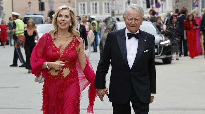 Gabriele Prinzessin zu Leiningen und Wolfgang Porsche schlenderten schwerverliebt die Hofstallgasse entlang. Es ist ihr erster gemeinsamer Auftritt als Paar in Österreich.