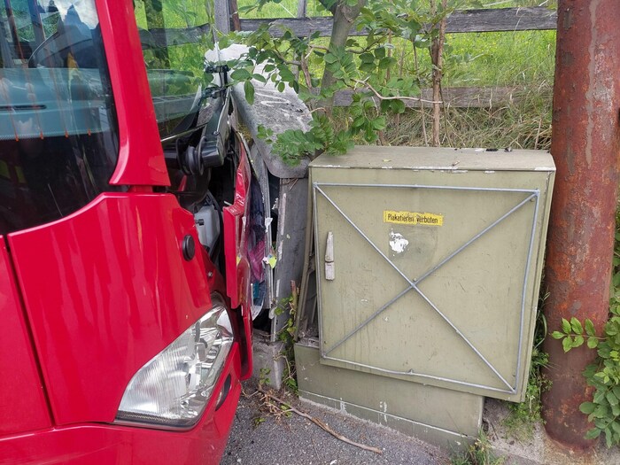Der Bus wurde gegen einen Stromkasten geschleudert.