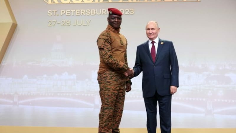 von links: Burkina Fasos Juntaführer Ibrahim Traore und Putin (Bild: AFP)