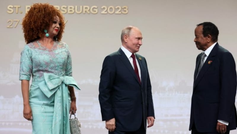 Putin mit Kameruns Präsident Paul Biya (rechts) und dessen Ehefrau Chantal Biya (Bild: AFP)