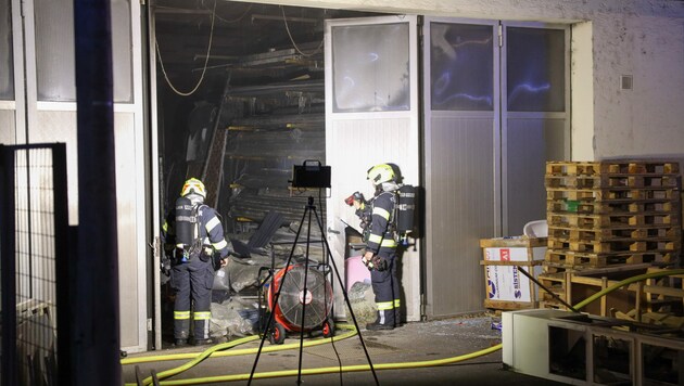 Die Feuerwehren untersuchten mit Wärmebildkameras den Brandort in Traun (Bild: laumat.at/Matthias Lauber)