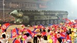 Nordkorea hat am Donnerstag bei einer Militärparade laut einem Medienbericht atomwaffenfähige Raketen gezeigt. (Bild: AFP/KCNA via KNS/STR)