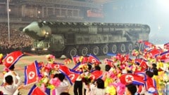 Nordkorea hat am Donnerstag bei einer Militärparade laut einem Medienbericht atomwaffenfähige Raketen gezeigt. (Bild: AFP/KCNA via KNS/STR)