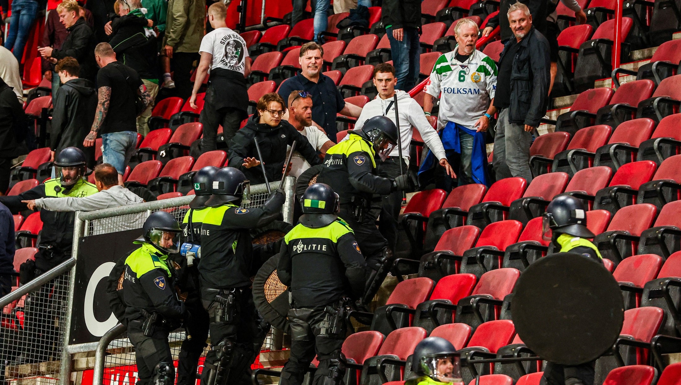 Skandal im Video Wilde Ausschreitungen! Fan stürzt von Tribüne krone.at