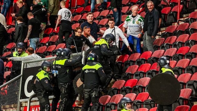 Unschöne Szenen in Enschede (Bild: APA/AFP/ANP/Vincent Jannink)