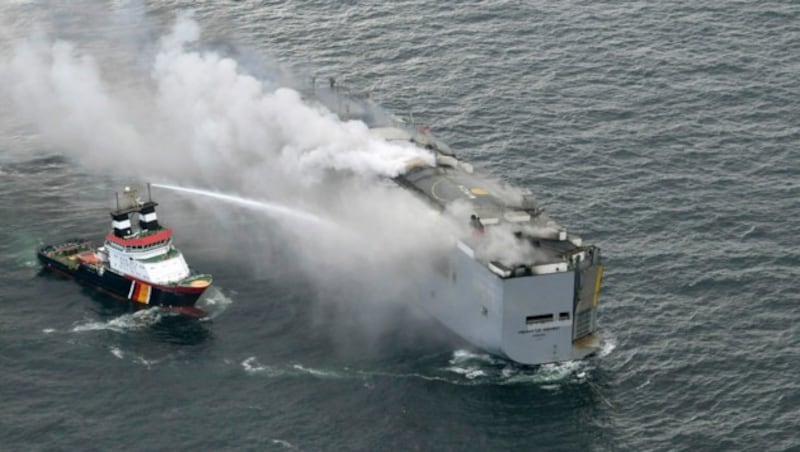 Das Feuer auf dem Frachter hatte nach Informationen der Küstenwache am Freitag deutlich abgenommen. (Bild: AP/Kustwacht Nederland/Coast Guard Netherlands)