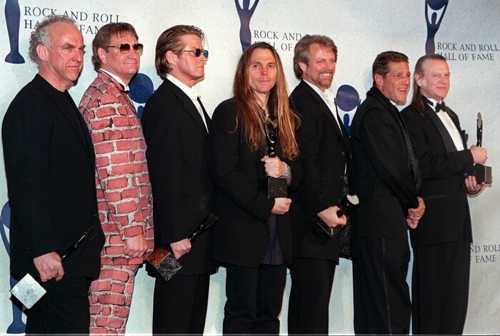 (Von links) Bernie Leadon, Joe Walsh, Don Henley, Timothy Schmit, Don Felder, und Randy Meisner 