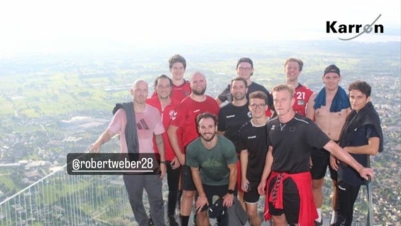 Robert Weber mit seinen Trainingskollegen von Handball Dornbirn. (Bild: Screenshot/Dornbirn Handball)