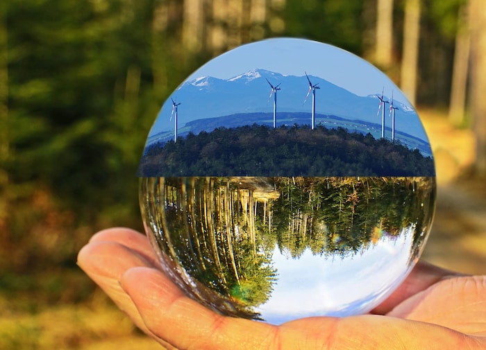In Munderfing im westlichen Kobernaußerwald stehen schon zahlreiche Windräder.