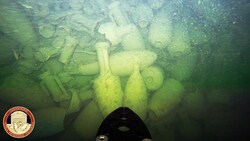 An Bord des mehr als 20 Meter langen untergegangenen Frachters aus der Römerzeit wurde eine Ladung von Hunderten Amphoren entdeckt. (Bild: Carabinieri Tutela Patrimonia Culturale)